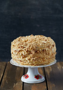 Dar tahta yüzeyde ballı kek