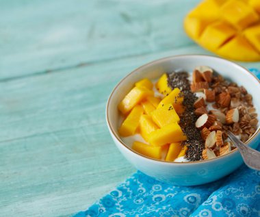 mango ve Yunan yoğurt kasesi
