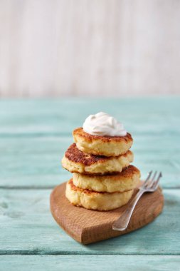 ahşap yüzeyde süzme peynir krepleri