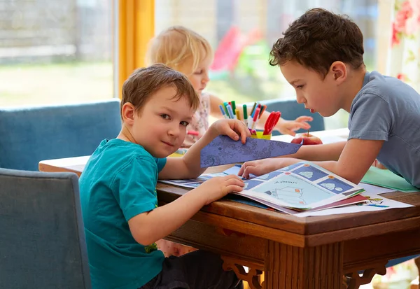 Enfants Faisant Leurs Devoirs Ensemble Maison — Photo