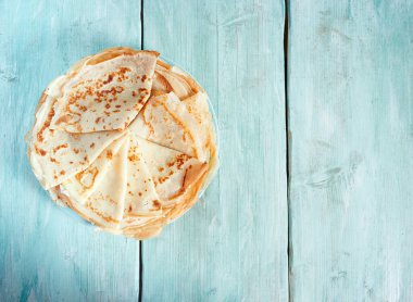 Tahta yüzeyde taze krepler