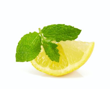 Nane ve limon dilimi beyaza izole edilmiş.