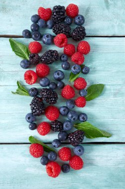 Turkuaz yüzeyinde taze meyveler