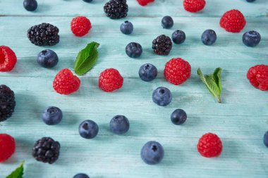 Turkuaz yüzeyinde taze meyveler