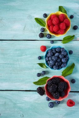 Turkuaz yüzeyinde taze meyveler