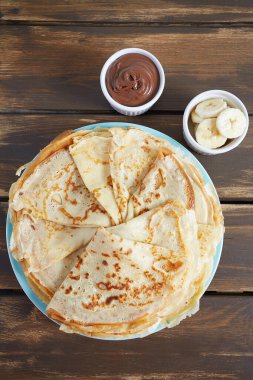 Tahta yüzeyde taze krepler