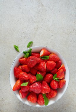 Granit yüzeyinde yaprak olan çilekler.