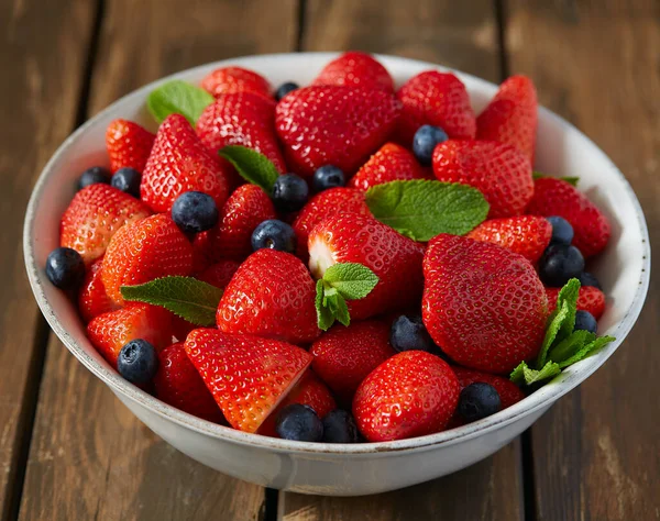 Fresas Frescas Sobre Una Superficie Madera Oscura —  Fotos de Stock