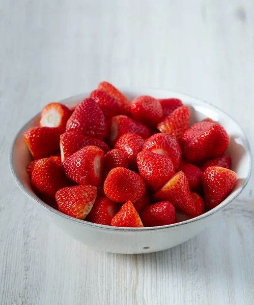 Fresas Sobre Una Superficie Madera Blanca —  Fotos de Stock