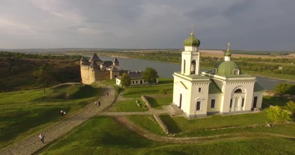 Vista aérea del castillo de Khotyn — Vídeo de stock