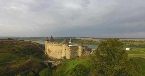 Vista aérea do castelo de Khotyn — Vídeo de Stock