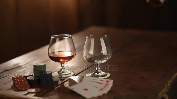 Att göra kort i en poker på bord med en cigarr och whiskey — Stockvideo