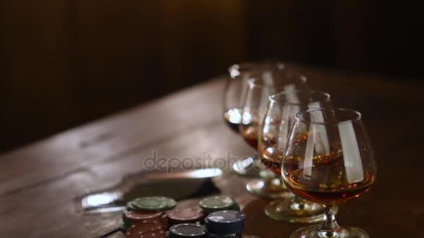 Un giocatore di poker con un marchio di brandy — Video Stock