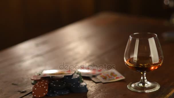 Seorang pemain poker dengan merek brandy — Stok Video