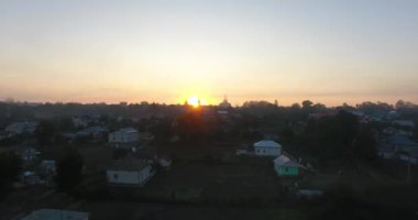 Sis, inium, kilise ve Nehri köyün hava görünümü
