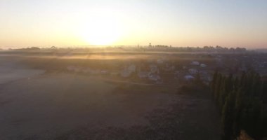 Sis, inium, kilise ve Nehri köyün hava görünümü