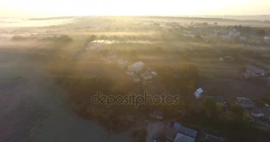 Sis, inium, kilise ve Nehri köyün hava görünümü