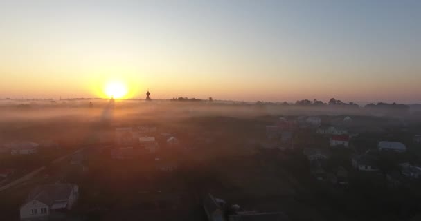 Vista aérea da aldeia com nevoeiro, inium, igreja e rio — Vídeo de Stock