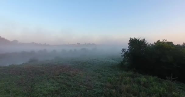 Luftaufnahme des Dorfes mit Nebel, Kirche und Fluss — Stockvideo