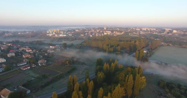 Luftaufnahme des Dorfes mit Nebel, Kirche und Fluss — Stockvideo