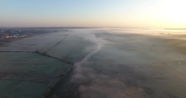 Vista aérea da aldeia com nevoeiro, inium, igreja e rio — Vídeo de Stock