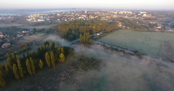 Luftaufnahme des Dorfes mit Nebel, Kirche und Fluss — Stockvideo