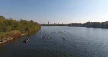 Hava görünümü: Çocuklar göle Kayak