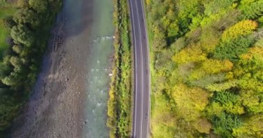 Güz Karpat köyünün havadan görünümü