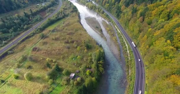 Widok z lotu ptaka karpackiej wsi jesienią — Wideo stockowe