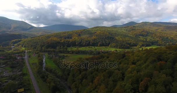 Letecký pohled na Karpatské vesnice na podzim — Stock video
