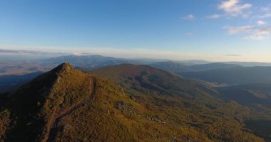 Dağ sırtı sonbaharda hava görünümü