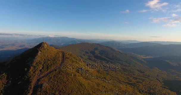 Vista aérea en la cresta de la montaña en el otoño — Vídeo de stock