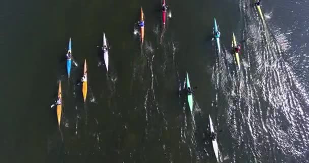 Zobrazit na celé jezero a čluny – vodní sporty antény — Stock video