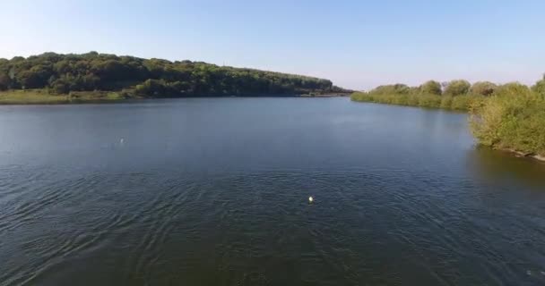 Zobrazit na celé jezero a čluny – vodní sporty antény — Stock video