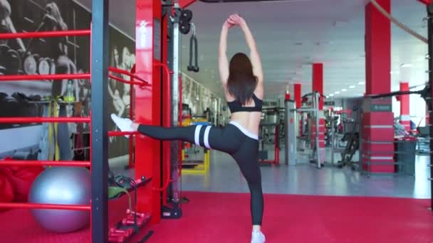 关闭苗条女孩健身运动模拟器在健身房的肌肉 — 图库视频影像