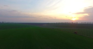 İki Traktörler ile bahçe bakım havadan görünümü.