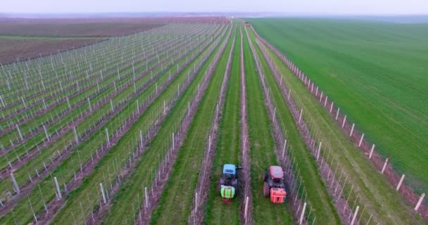 Luftaufnahme Der Gartenpflege Mit Zwei Traktoren — Stockvideo