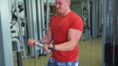 Kaslı adam egzersiz halter vasıl jimnastik salonu ile