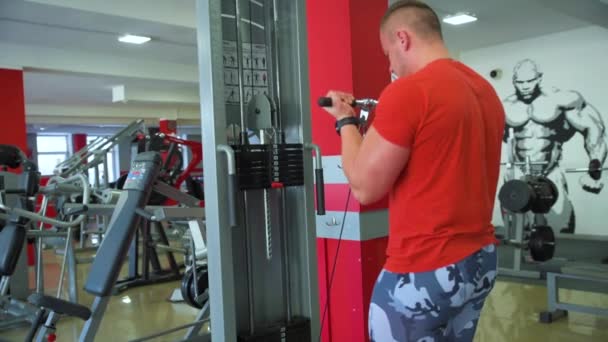 Entrenamiento Muscular Hombre Con Barra Gimnasio — Vídeo de stock