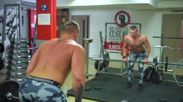 Entrenamiento Muscular Hombre Con Barra Gimnasio — Vídeos de Stock