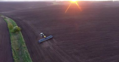 Gün batımında buğday ekimi bir traktörün Üstten Görünüm