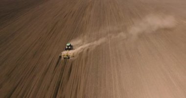 Traktör havadan görünümü Ukrayna hasat alanında