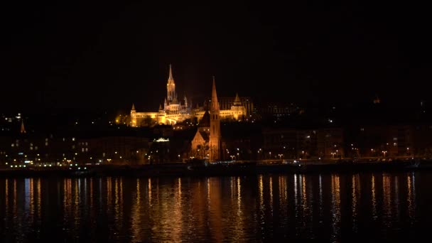 Halászbástya és Mátyás templom. Éjszaka Budapest, Magyarország 4k — Stock videók