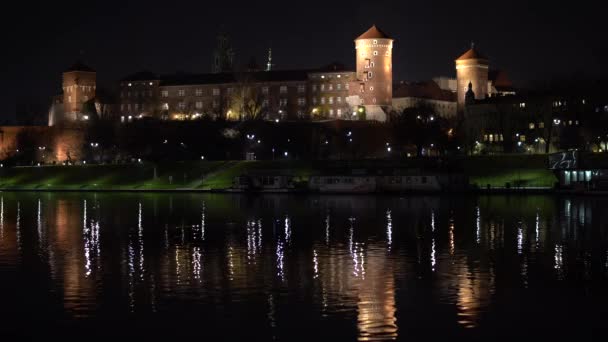 克拉科夫老城瓦维尔城堡、大教堂和维斯瓦河堤岸的秋夜美景，4K — 图库视频影像