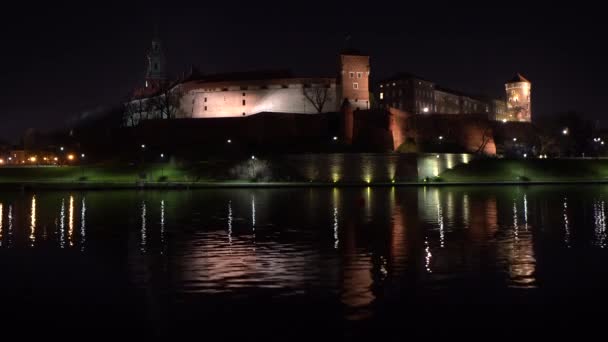 Scenic herfst nacht uitzicht op de Wawel Castle, Kathedraal kerk en Vistula rivier dijk in de oude stad van Krakau, 4K — Stockvideo