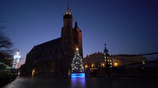 Place principale du marché de Cracovie avec arbre de Noël et hall en tissu 4K — Video