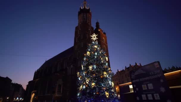 Plaza del Mercado Principal de Cracovia con árbol de Navidad y paño Hall 4K — Vídeos de Stock