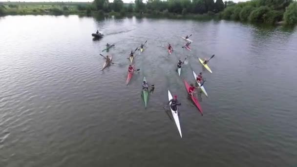 Aereo drone uccelli eye view video di canoe sportive e kayak — Video Stock
