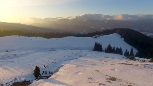 Widok z lotu ptaka na wieś w górach zimowych, wschód słońca w zimie Karpaty, widok z lotu ptaka na góry zimowe, widok z lotu ptaka na wschód słońca w górach zimowych — Wideo stockowe