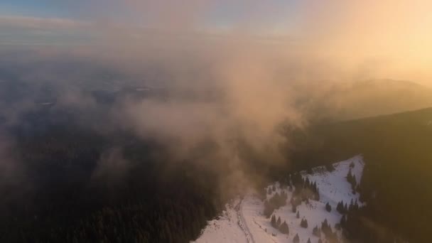 Nubes de la mañana en las montañas aérea, vista aérea de la niebla de la mañana en las montañas, vista aérea sobre las nubes y el cielo en la hora del amanecer, nubes majestuosas en las montañas paisaje en Cárpatos — Vídeo de stock